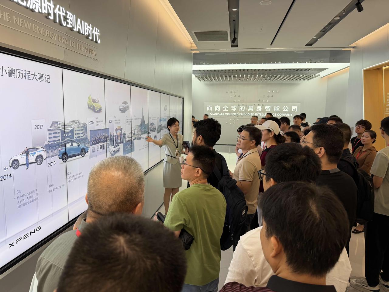 小鹏还是牛逼的，又是汽车、又是机器人、又是飞机的。

  专利证书一整墙，还有漂