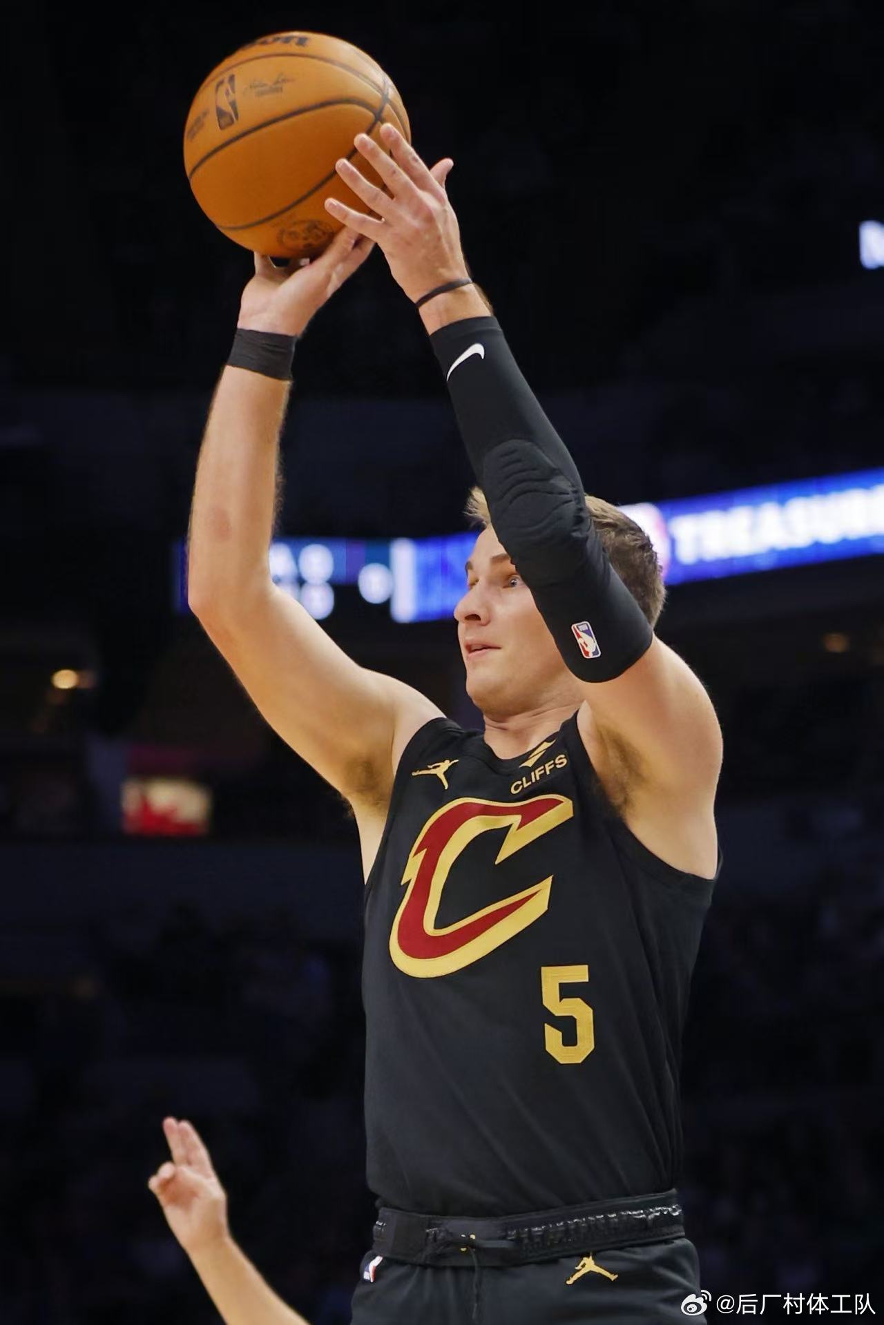 梅丽尔半场7记三分梅丽尔半场百分百命中率 杀疯了,梅丽尔半场9中9，三分七中七砍