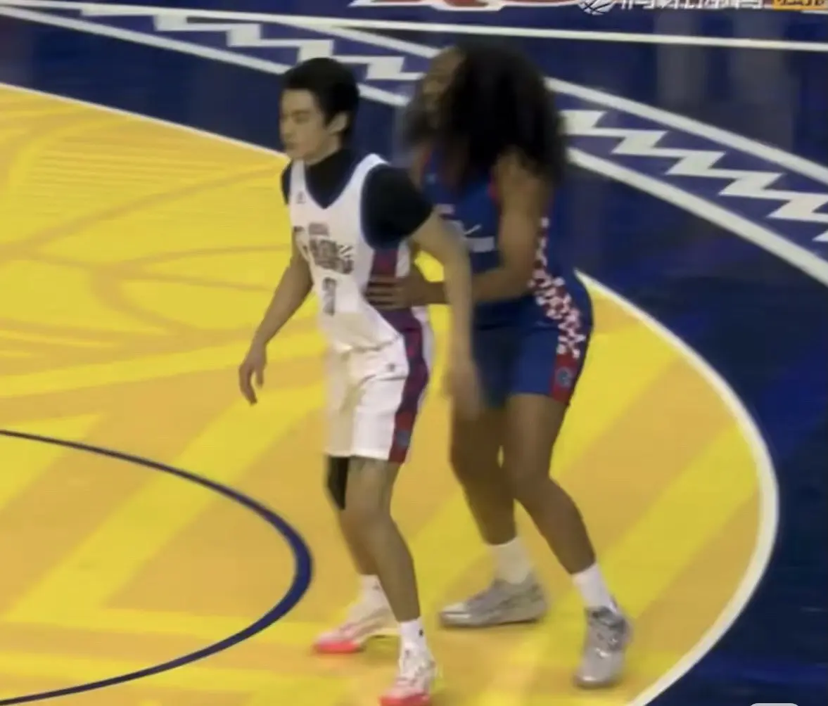 姐你这是防人还是摸腰。龇着大牙笑的好开心许七安