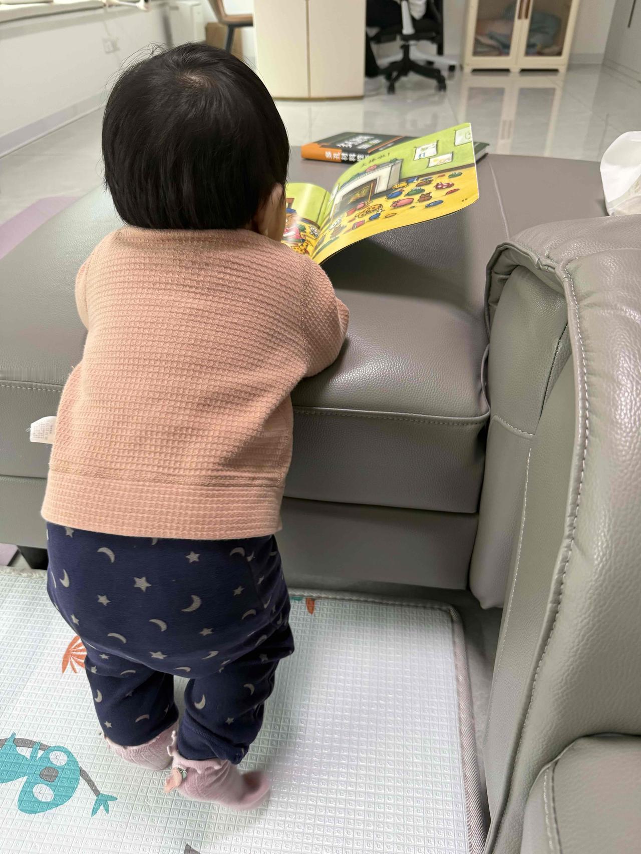 【一家三口的日常生活与工作】一家三口 
凝视着这个小小的身影，我心中感慨万千。7