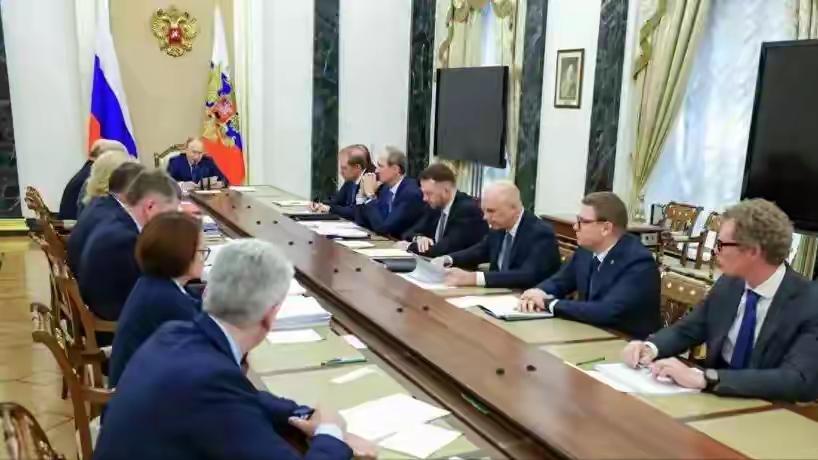 普京的人口心病：不是缺人，是观念、日子的双重卡壳
 
克里姆林宫深夜开会，普京最