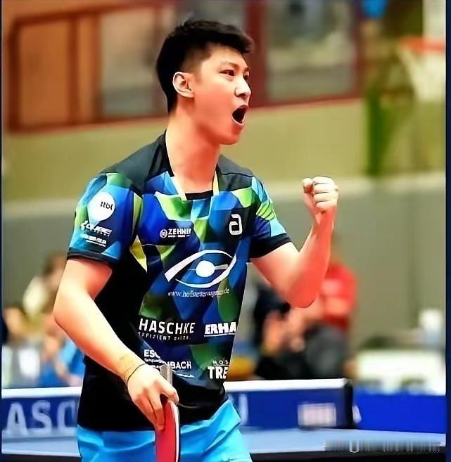 薛飞在德甲一战成名，在国乒很难进主力阵容。
薛飞德甲一人砍下两分，先横扫卡尔森，