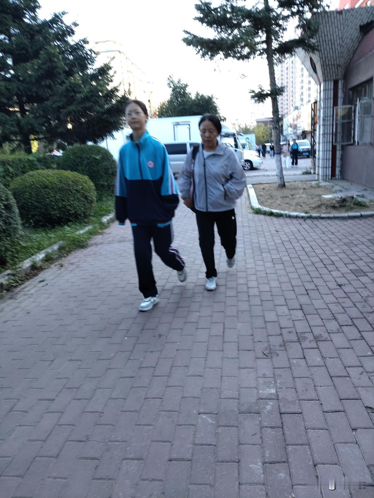 学生发型不合格，不允许进入校门，我觉得这个规定合理。
   学生进入学校，是来接