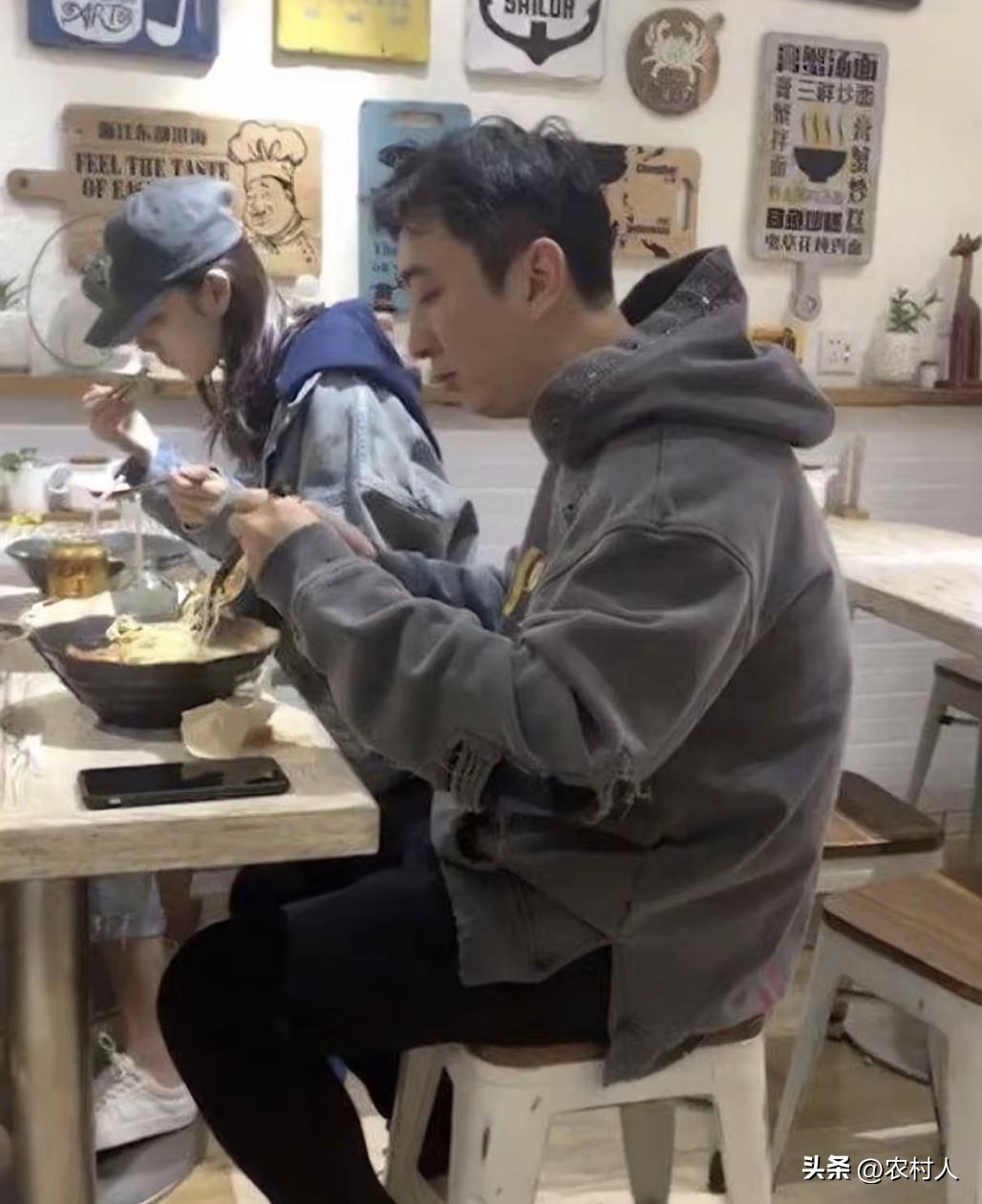 王思聪带着女朋友到小店吃面条，喝2元的饮料。要是别的男人想都别想，怎么差距这么大