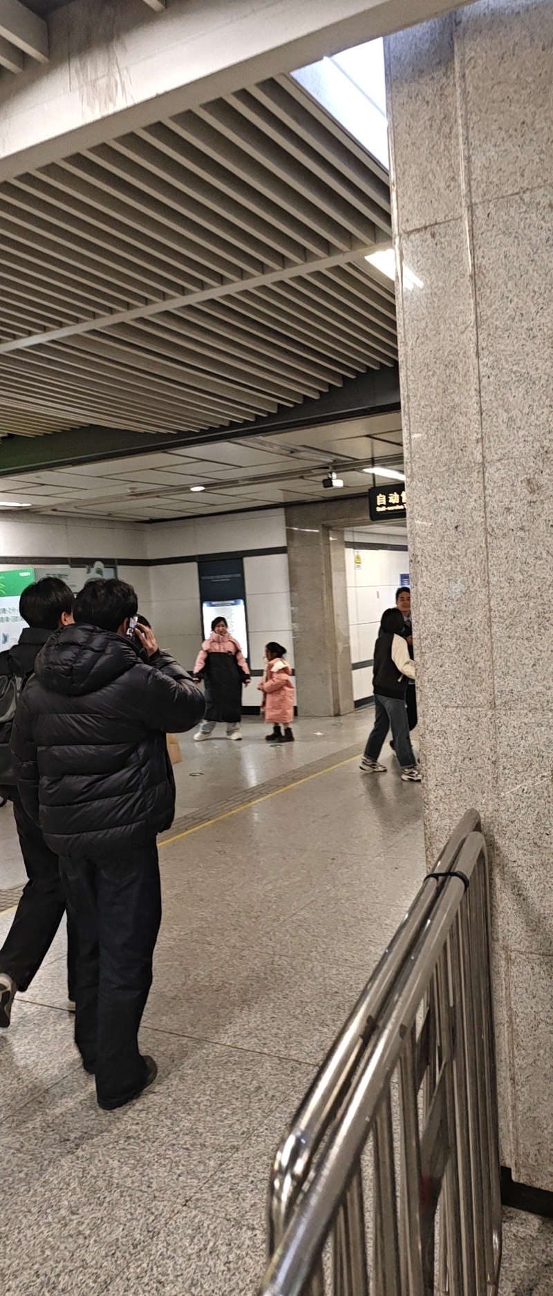 节后第一天地铁人还行呀[嘻嘻][嘻嘻][嘻嘻] 