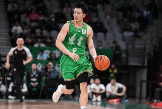 一个字：硬！四个字：真tm硬！姜宇星出战25分钟，5中4得到12分3板2助攻2抢