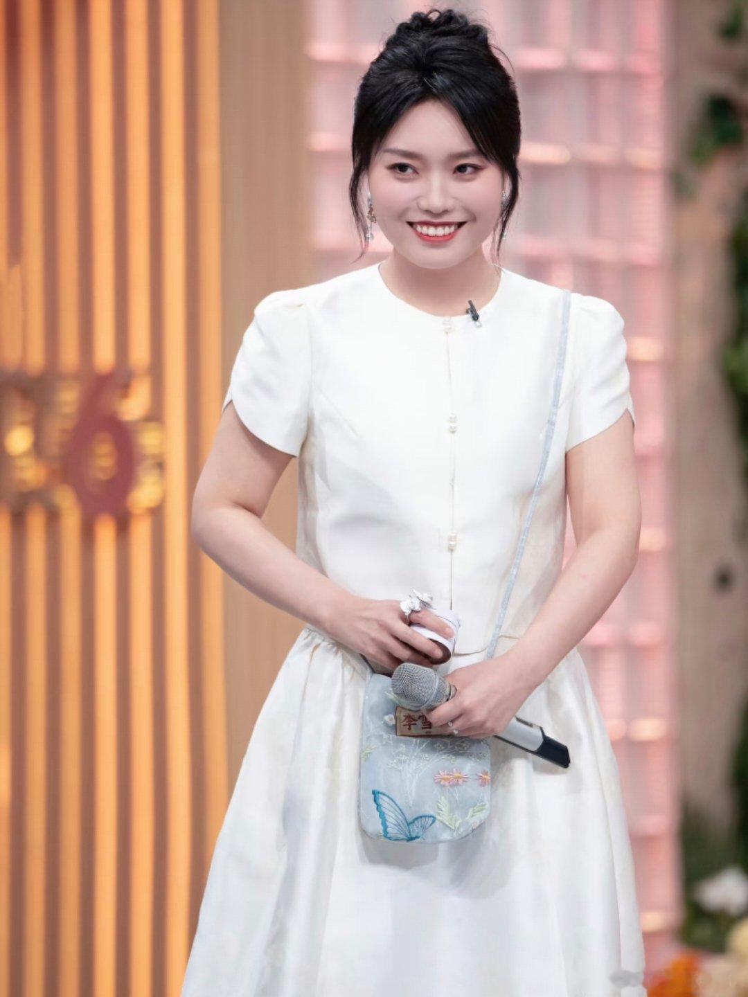 李雪琴把票投给黄晓明 你好星期六 好六街餐厅名场面打卡，绕口令比拼全场站队靳梦佳