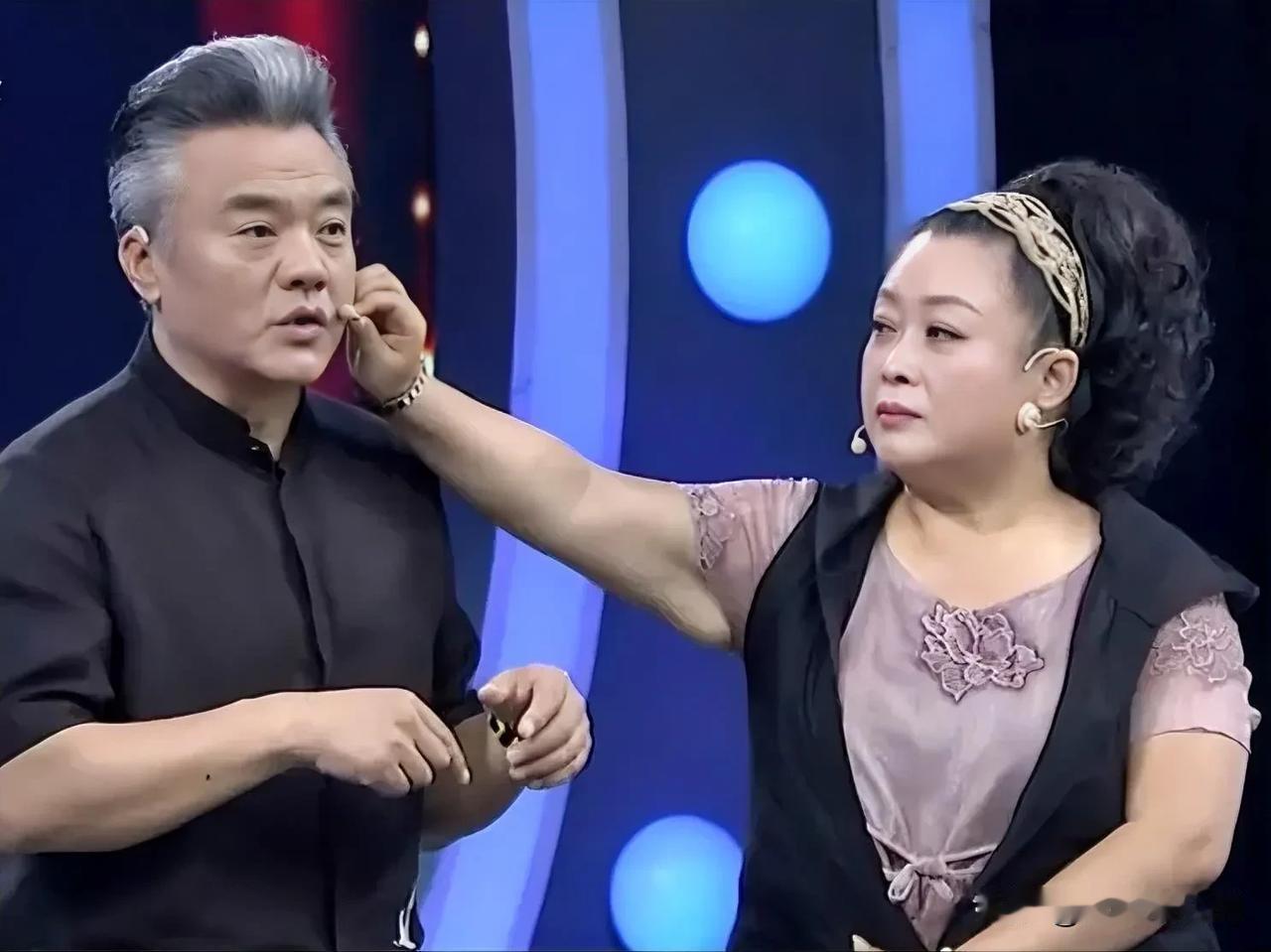 娱乐圈，异父异母的亲兄妹，张海燕父母认张秋歌干儿子，还帮他上了北京户口，张秋歌也