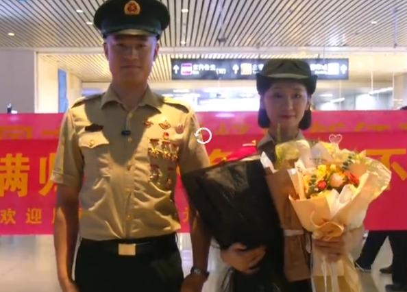 “上人民日报了”！河南郑州，12年女兵退役回家，没想到，自己男友为了接她，竟然也