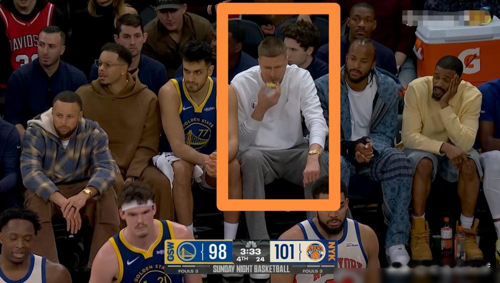 眼睁睁看着21分优势没了，勇士惨吞5连败，2米21的波神却在替补席上，慢悠悠地啃