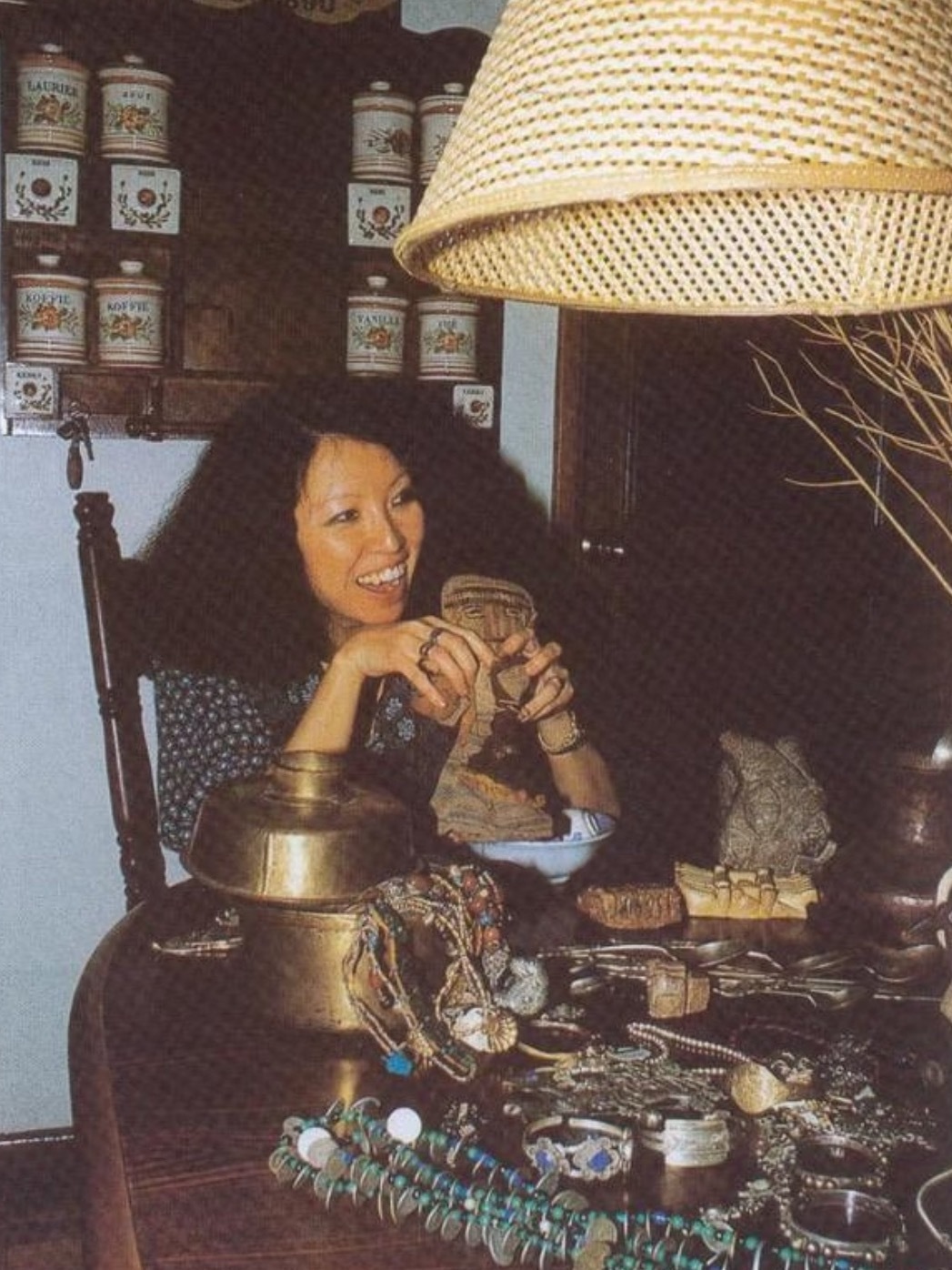 很喜欢三毛的这段话她说，回头看，除了苍老的容颜，渐长的年龄，满腹的心酸，还有什么