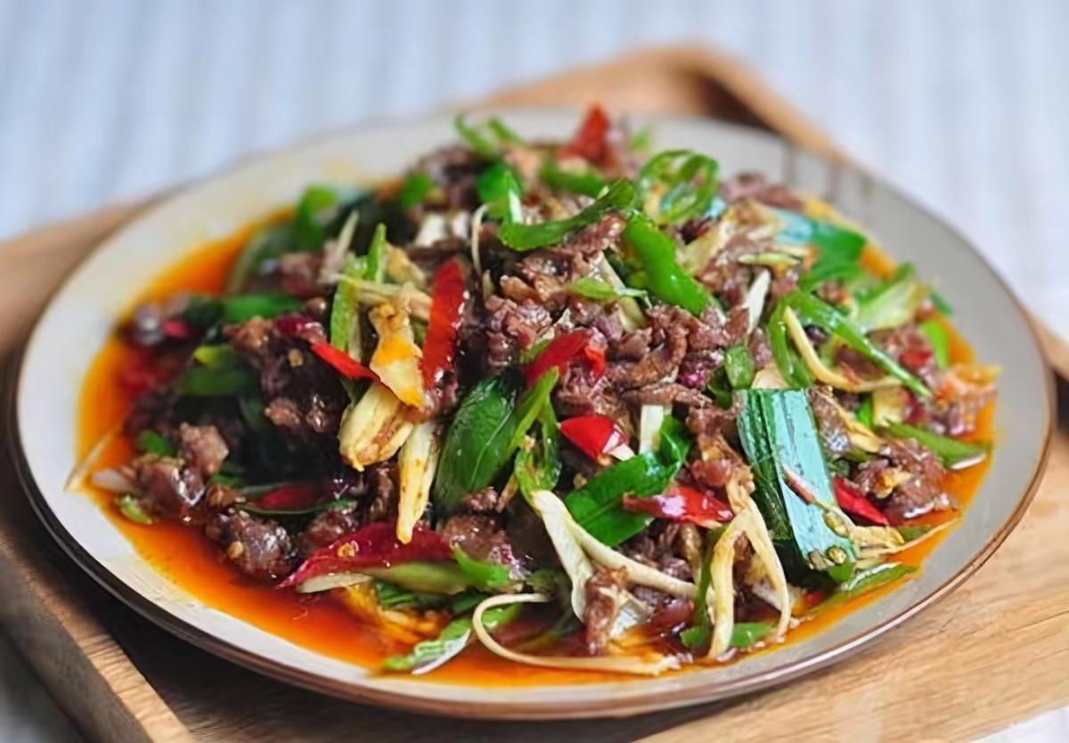 最近网上吵得厉害，说湘菜排第一，江西菜第二，粤菜第三，川菜第四，这话一出来，不少