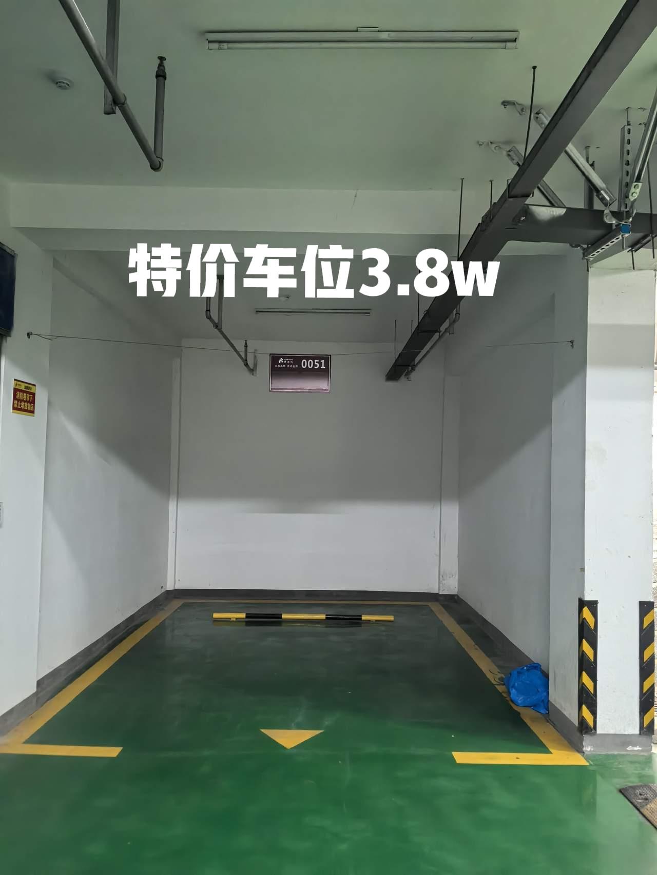 吵翻了！这一看就知道是没人要的车位，老公贪便宜非要买下来，两边都是墙，车门都不好