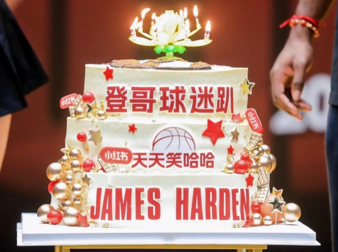 哈登：过了这么多年，爱依旧是真实的！想你们！在上海的第一天就是一切！
然后，登哥