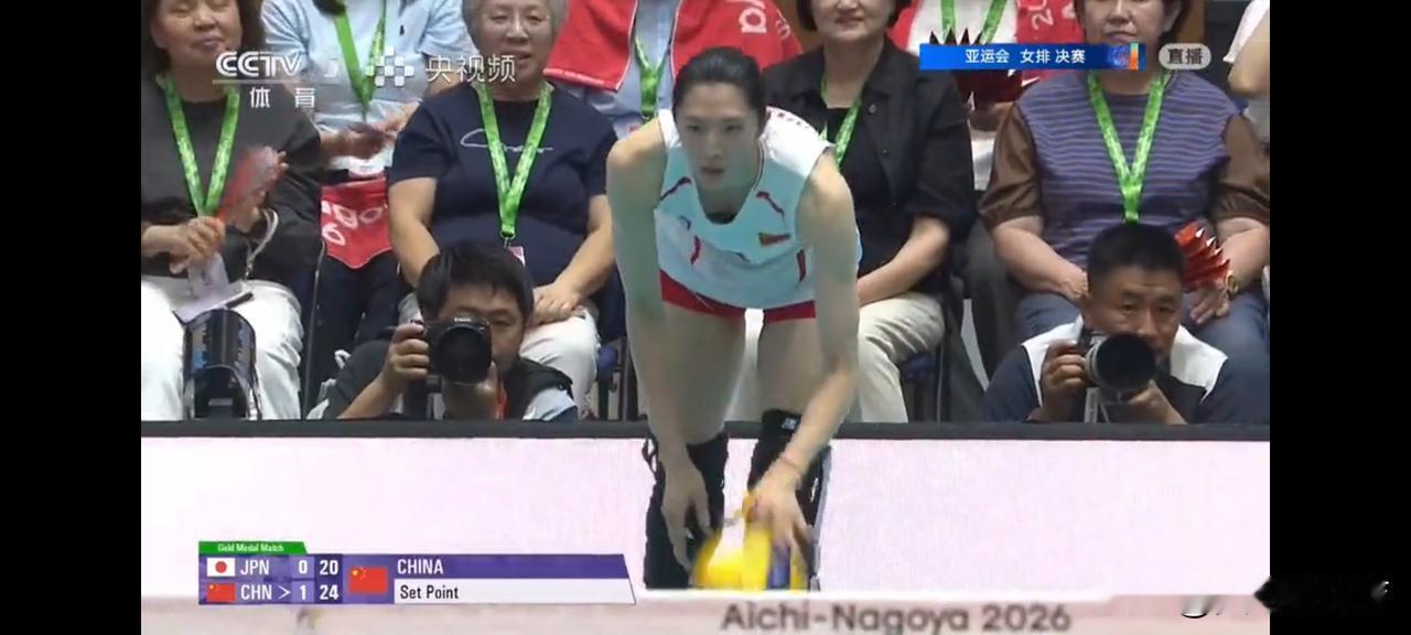 亚运会女排决赛，中日对决，目前中国女排大比分2:0领先日本女排，距离冠军还有一步