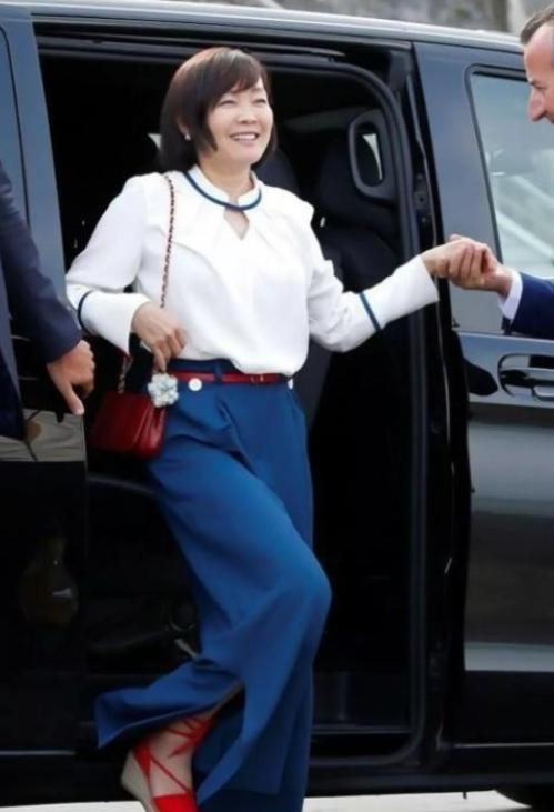 安倍估计要气活过来了。真的。他老婆安倍昭惠，在他走后，活得那叫一个风生水起。别的