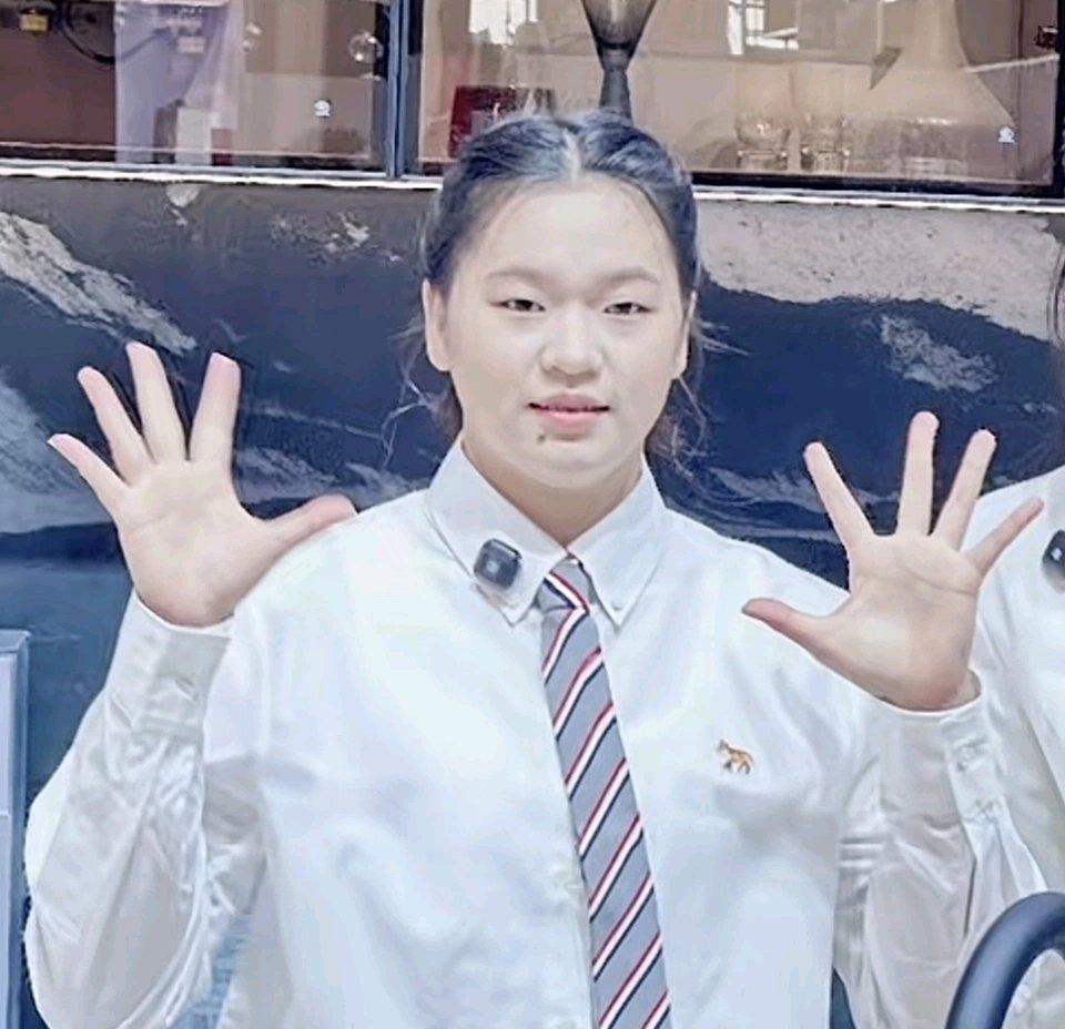 全红婵一夜暴富？首个代言费破千万，网友却吵翻了！

真的太顶了！那个在十米跳台上