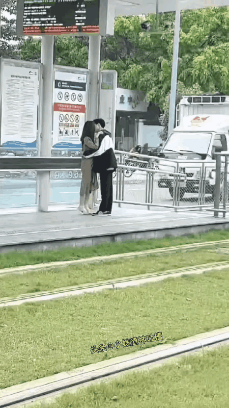 你俩继续，人家姑娘只是看看[大笑]