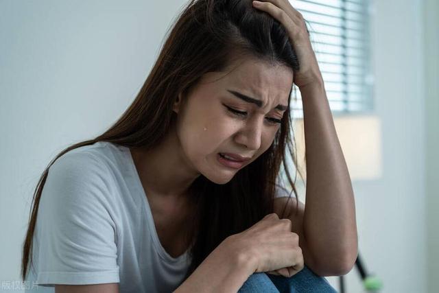 看哭了！山东icon，女子和妈妈回老家走亲戚，路过姥姥家门口，妈妈忍不住透过门缝