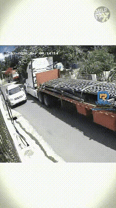 远离大货车，任何时候！摩托车小伙很机警，丢车保帅很酷。