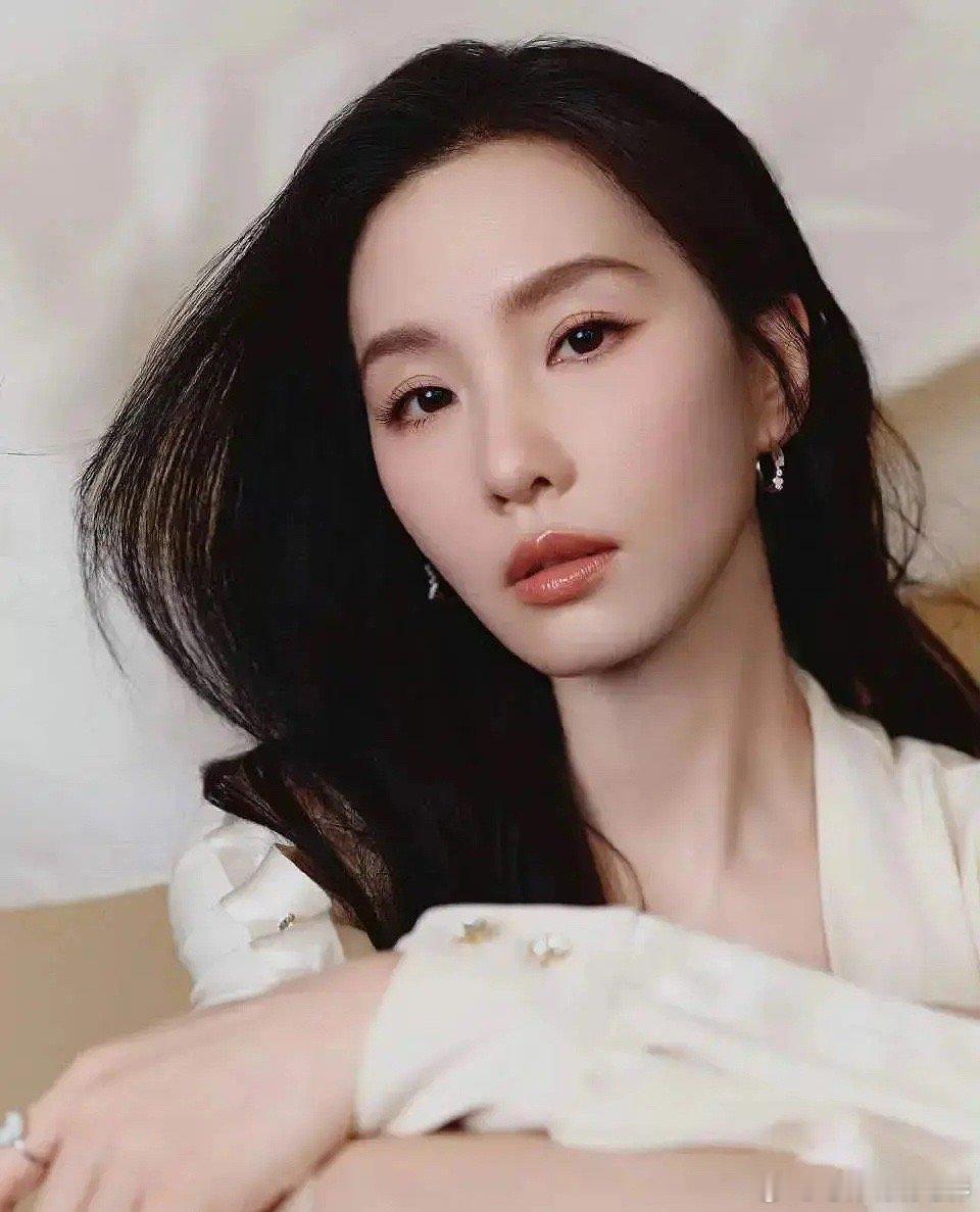 一姐的脸是什么情况，怎么变成这样了 ​​​