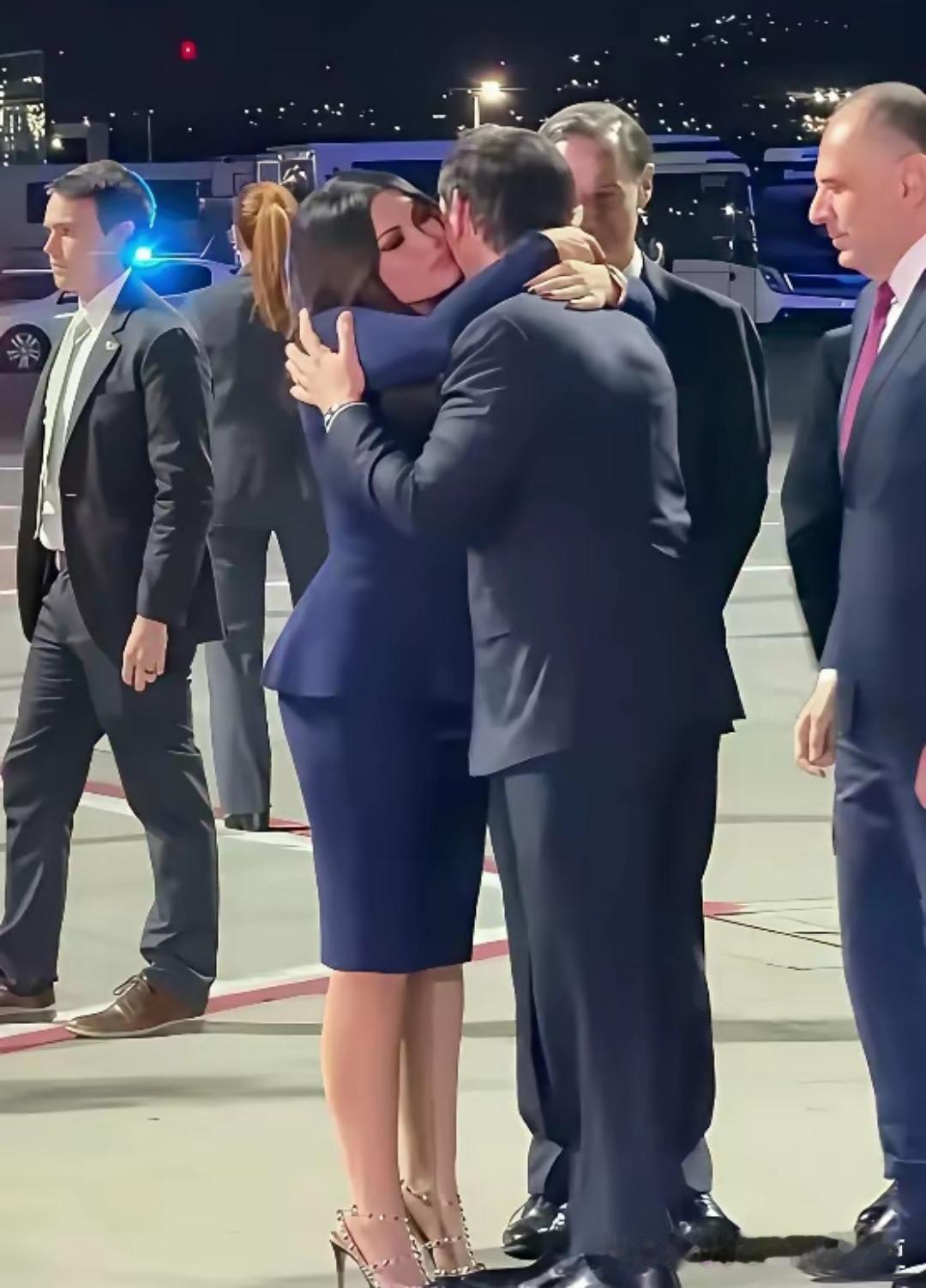 这次鲁比奥为啥跑到希腊去？表面理由很多，最大原因是给美国驻希腊大使金伯莉擦屁股去