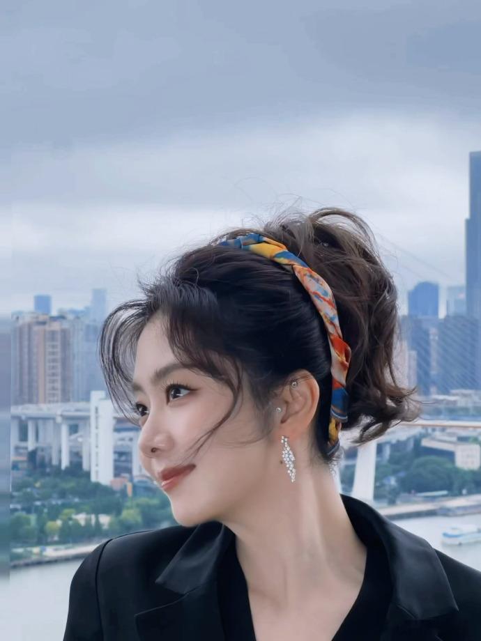 谭松韵一天换乘两部剧宣谭松韵换了紫色抹胸裙谭松韵一天换乘两部剧宣，携古装剧《兰香