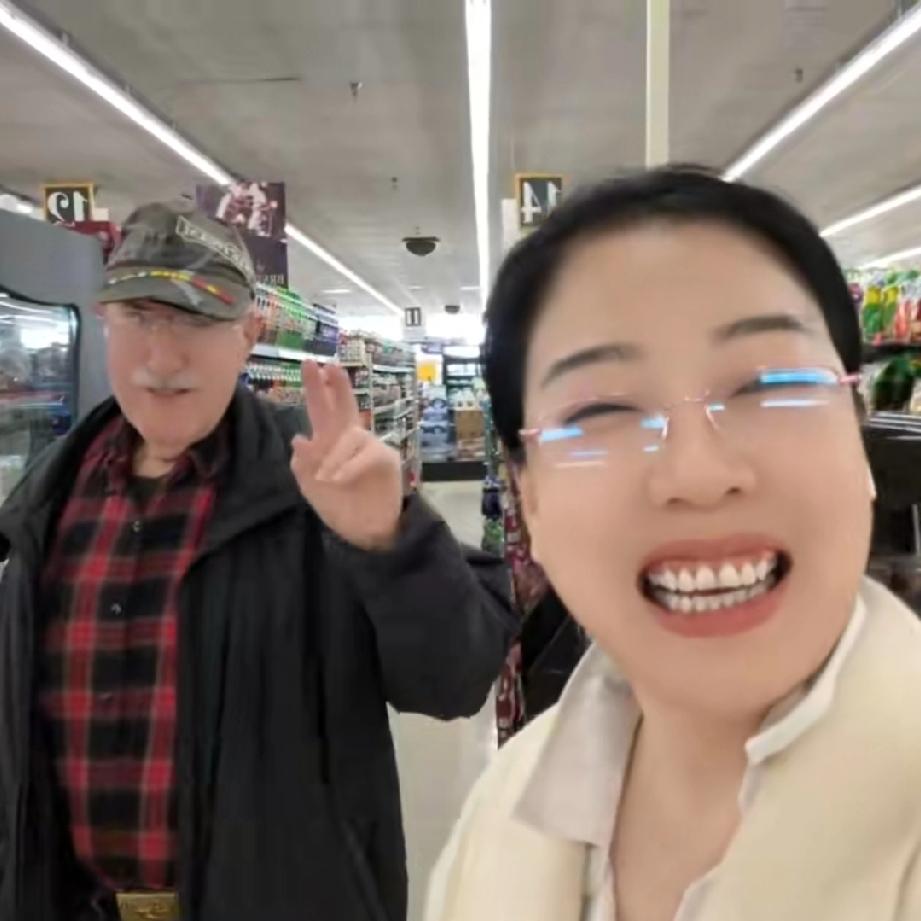 安娴和她的美国老公带着两个孩子又回到了美国，见到了爷爷和奶奶，一家人团圆了，两个