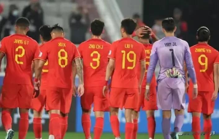 人民日报点评“国足亚洲杯出局”，我却被广大球迷的智慧评语逗疯了。

1. A股不