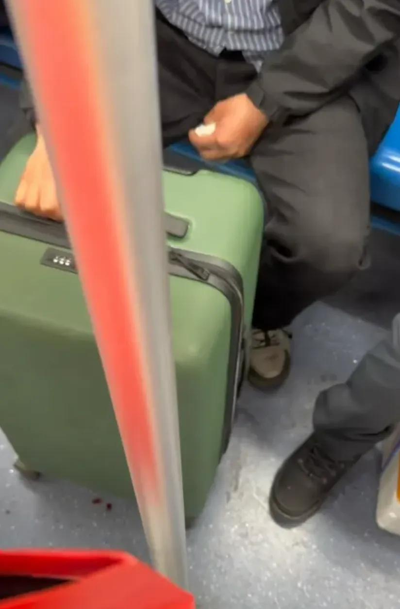 吓到人了！上海地铁9号线，早高峰车厢里人潮拥挤，一名男子拖着拉杆箱默默站立，本该