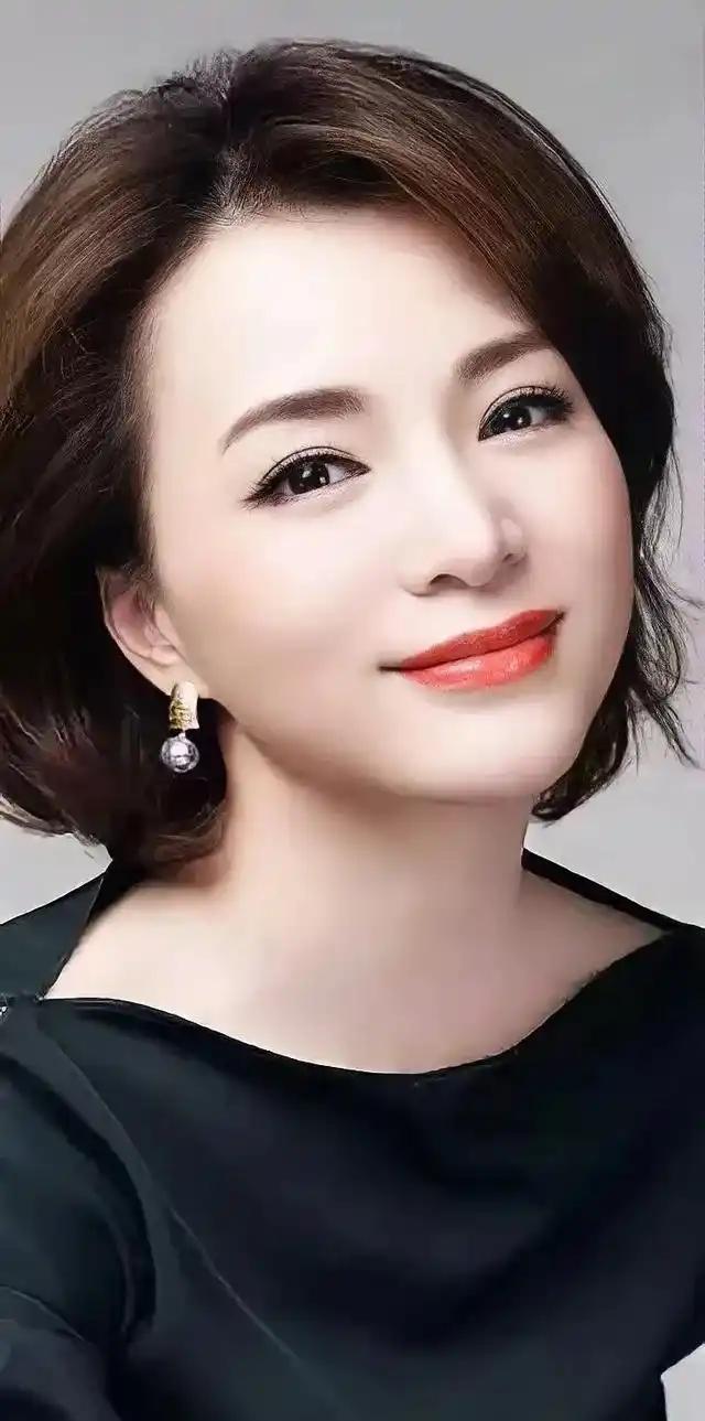 董卿说：“一个空瓶子，它就值一毛钱，装上矿泉水值两块钱，装上了牛奶可以值十块钱，