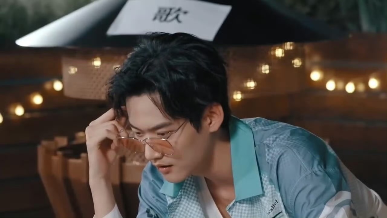 周柯宇就这样把个人技带入角色，演出了头皮一松的感觉