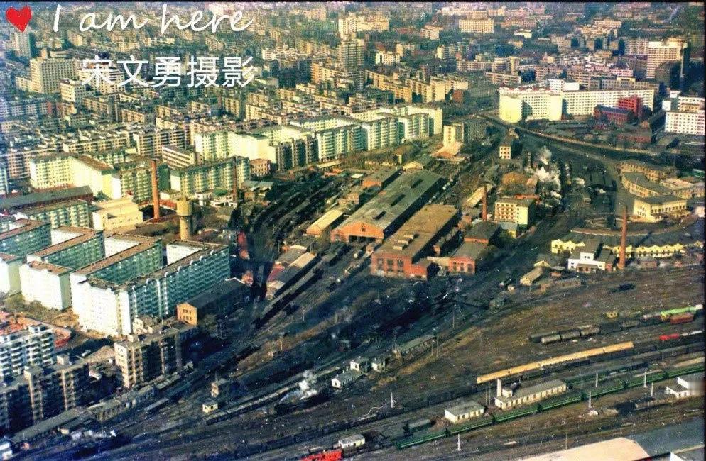 80年代，我们大厂经常组织职工中午看电影，就是去厂里俱乐部，今天这个车间，明天那