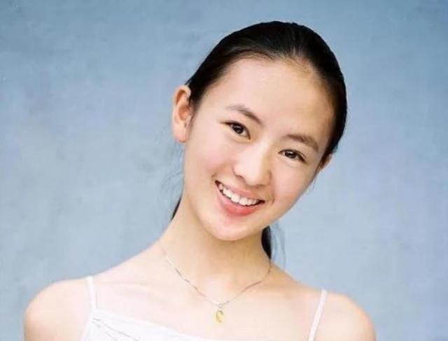 2003年，张国立的儿子张默，在中戏门口殴打女友童瑶，18岁的童谣被打到跪地求饶
