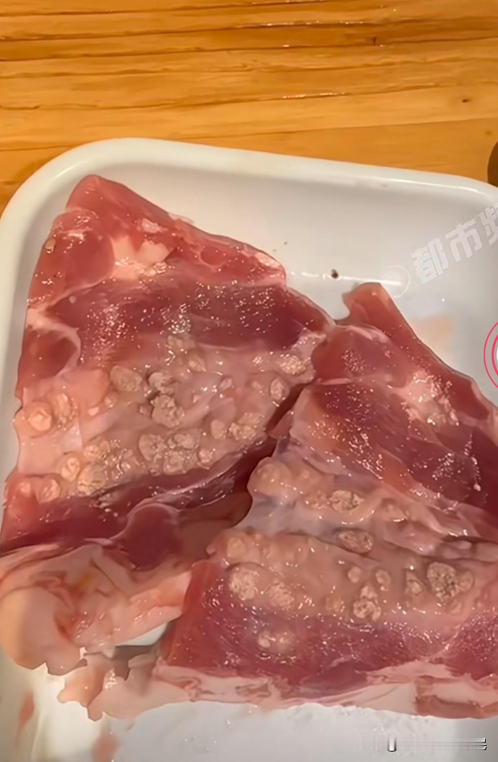 这块猪肉还能吃吗？
      假期男子想着让家人放松放松，就不在家里做饭了，带