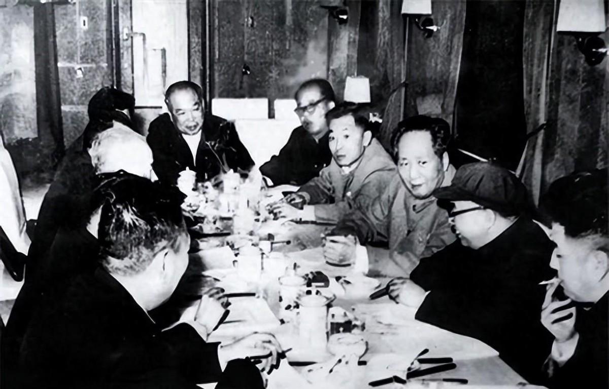 54年毛主席深夜辛劳，封耀松为其烤芋头充饥，结果被厨师发现后严厉斥责，究竟为何？