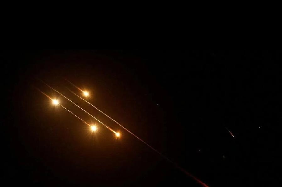 现在伊朗的处境确实很棘手。以色列空袭让两国关系降至冰点，以色列有备而来，使伊朗陷