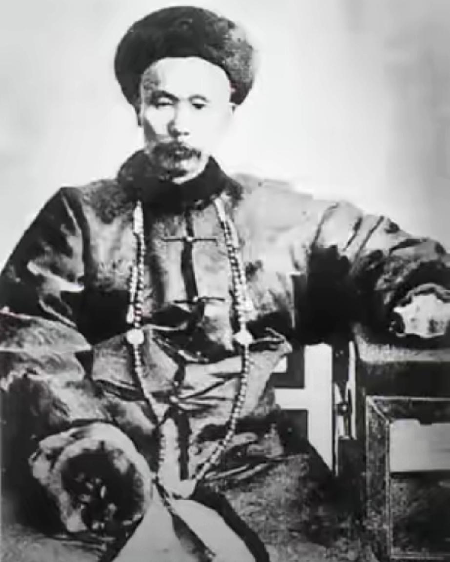 左宗棠出生时，
其三姑也生下儿子吴伟才，两人恰是同一时辰降生。
两家人报喜途中相