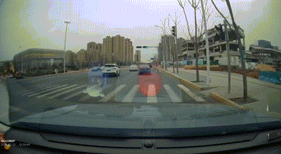 跨车道右转，且没有让行右侧车道直行的车；碰撞后惊慌失措，狠踩油门；意图挂空挡或者