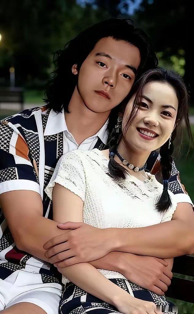 一直以为窦靖童的爸爸窦唯长得挺那个的，和王菲挺不般配的，因为我看到他都是头发不多