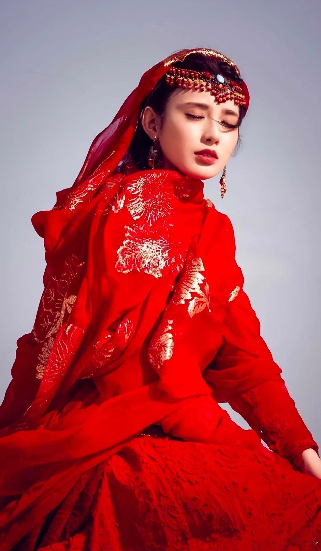 彭小苒承认恋情彭小苒被拍七夕聚餐的亲密画面之后，没有打太极也没有装看不见，直接大
