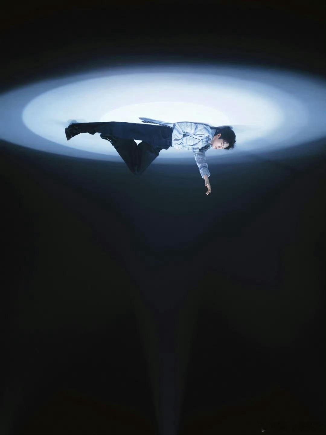 范一拍的梓渝梓渝首张同名专辑梓渝🔮梓渝新歌游向陆地的鱼这物料很好看哎，好有质感