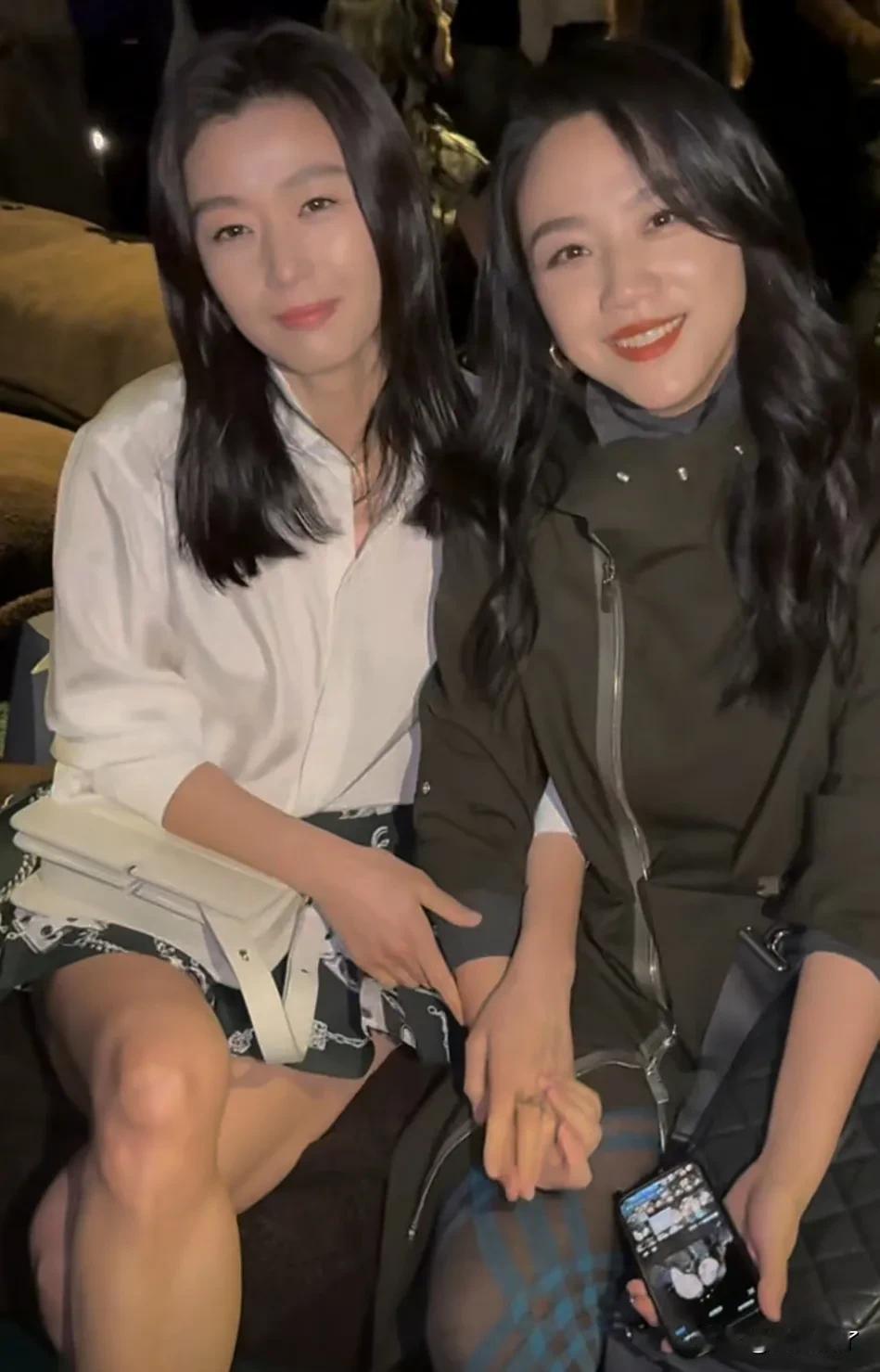 汤唯全智贤同框，手挽手热聊。
伦敦时装周上，两位女神的状态都不错。
不过在汤唯面