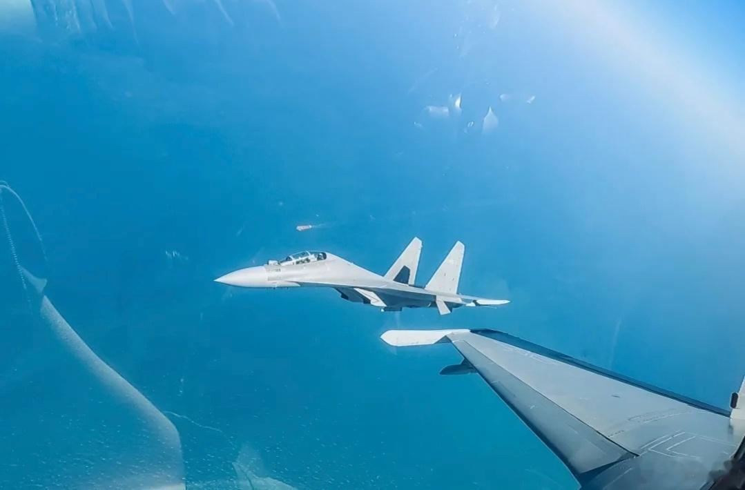 西部战区空军某部千里机动远赴某海域，开展海上实战化训练 