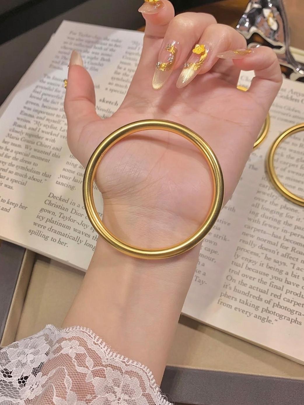 11月3号，
黄金市场真的乱了！
一个99克的金镯子，拿下随随便便
就要10万块