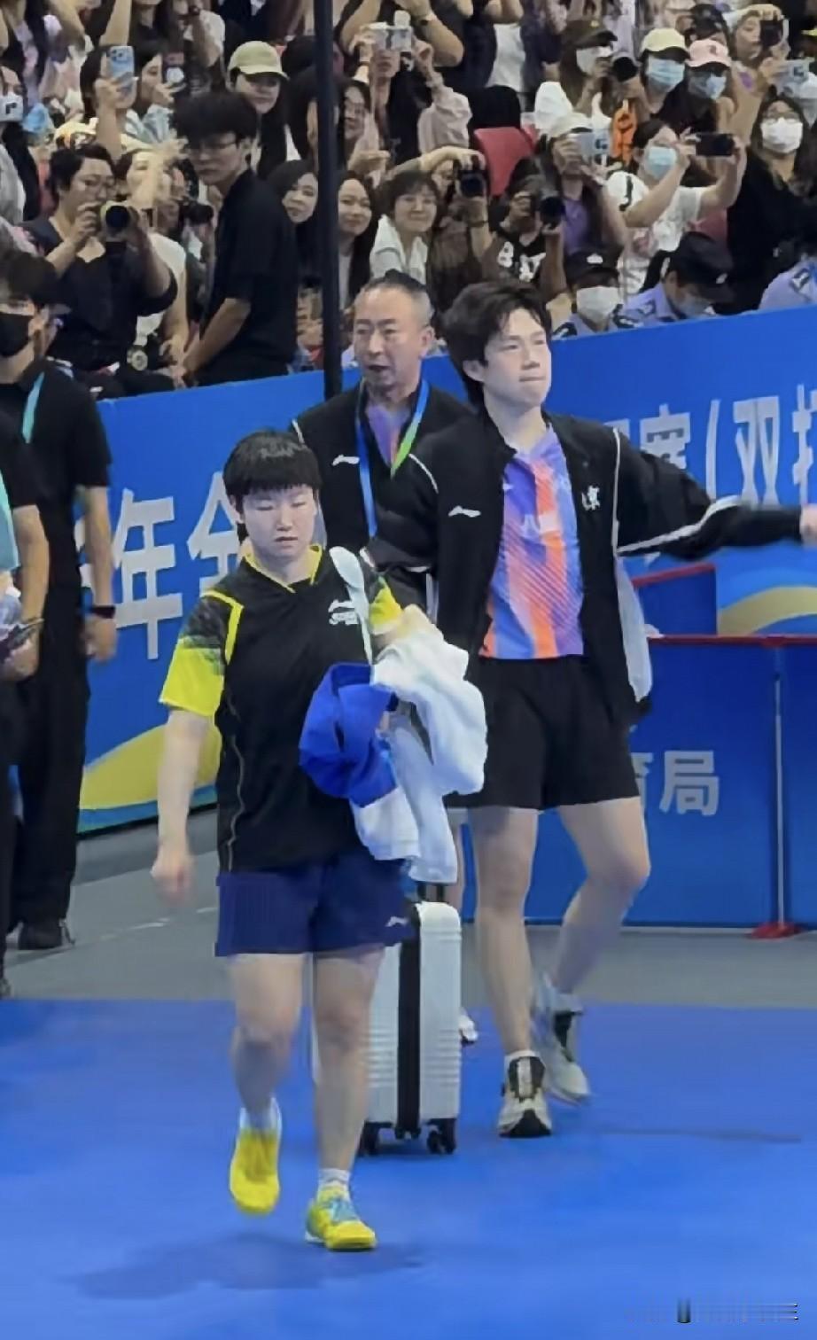 发现了吗？莎头输球后，孙颖莎率先走出体育馆，王楚钦赶快跟上！

两人赢球的时候，