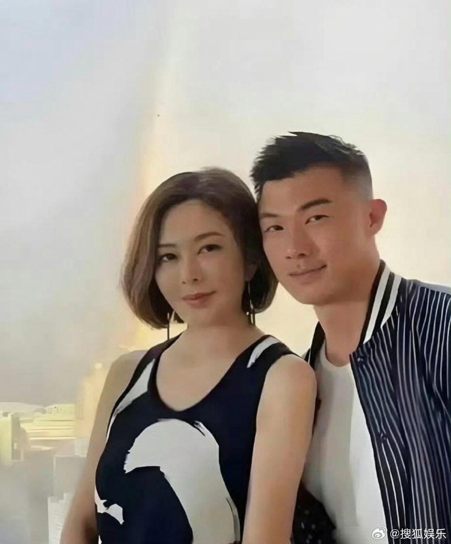 关之琳模特新男友才27岁近日，63岁的关之琳被曝与27岁男模Johan相恋，引发