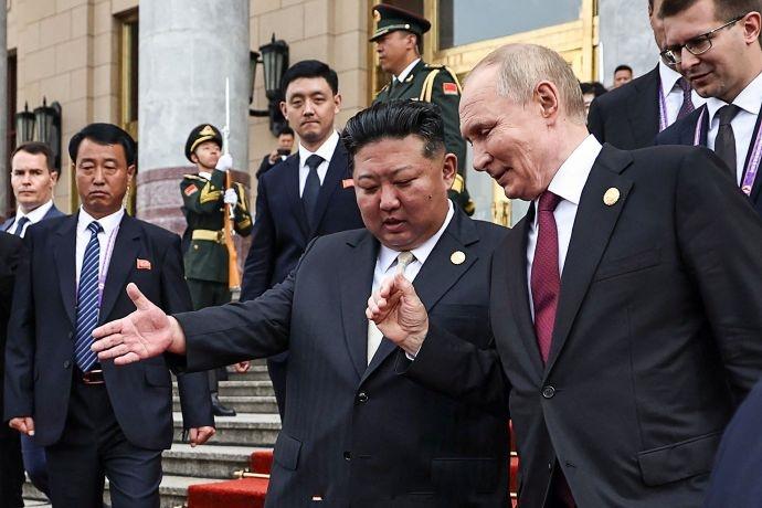 普京和金将军去会晤，还一起乘坐普京的小轿车离开。
当时的金将军非常有礼貌，还主动