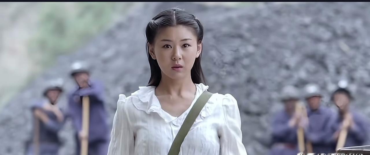 你追了三十年的田晓霞，一夜之间换了张脸。
原著没改一个字，她的皱纹却深了三分。