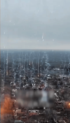 俄军炮火猛烈打击康斯坦丁诺夫卡的乌克兰武装部队。当战争变得旷日持久时，一切残忍的